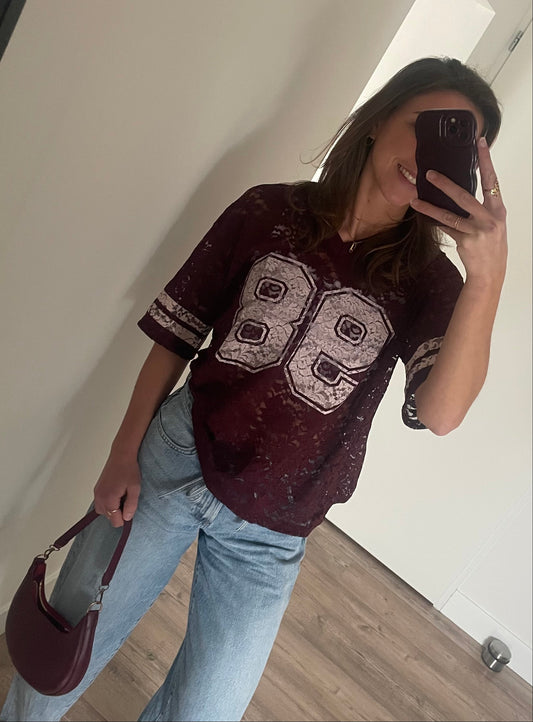 Outfit met oversized baseball shirt en baggy jeans - By LIV Fashion