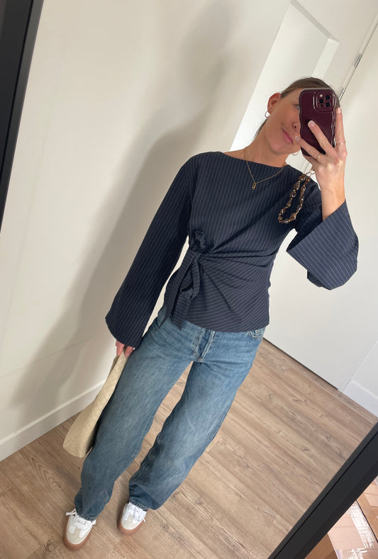 Outfit krijtstreep bow blouse met wide leg jeans en accessoires - By LIV Fashion