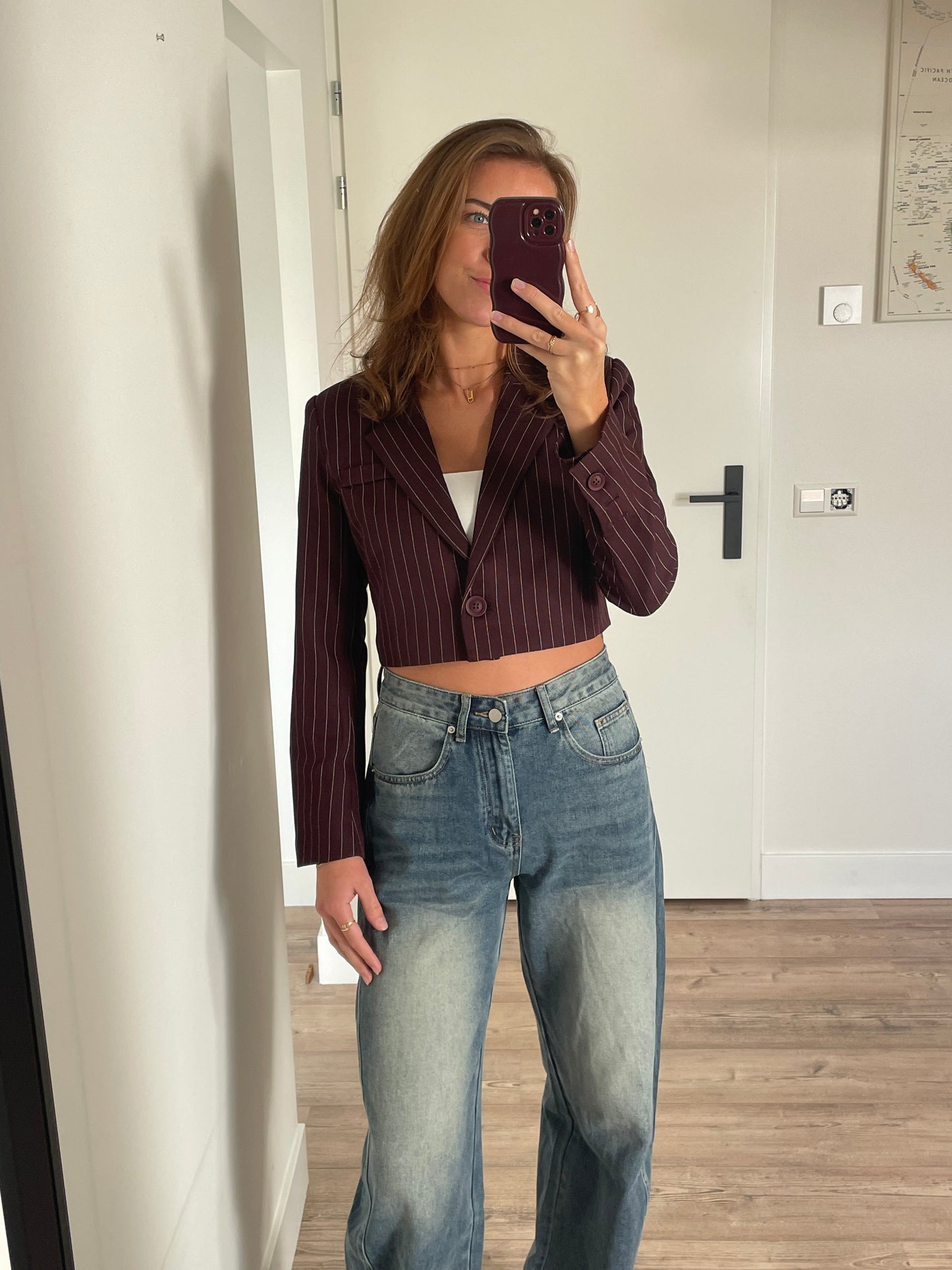 Burgundy cropped blazer met pinstripes