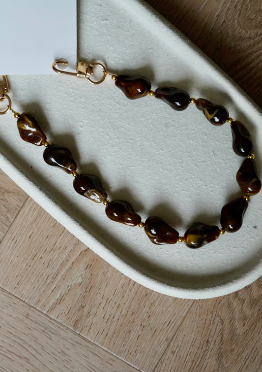 Lola telefoonkoord, goud met bruine bedels - By LIV Fashion