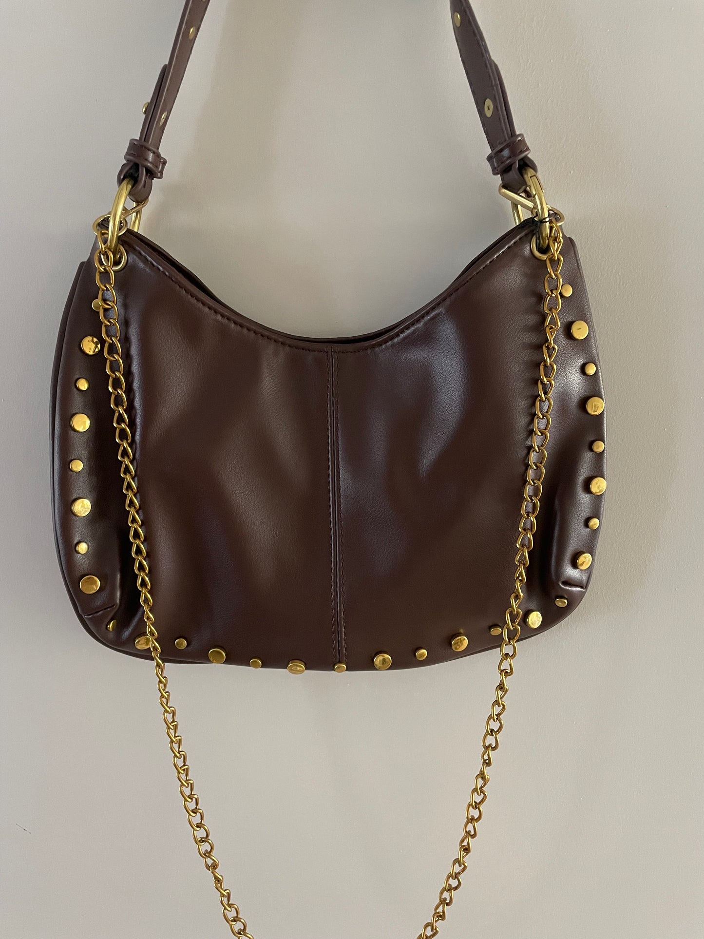 Dames tas in bruin met goudkleurige studs en band - By LIV Fashion