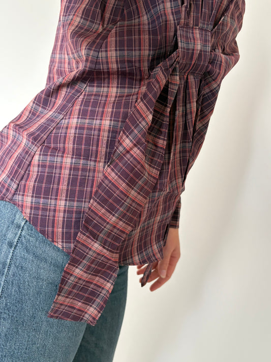 Detail van de paarse blouse met koord aan de zijkant