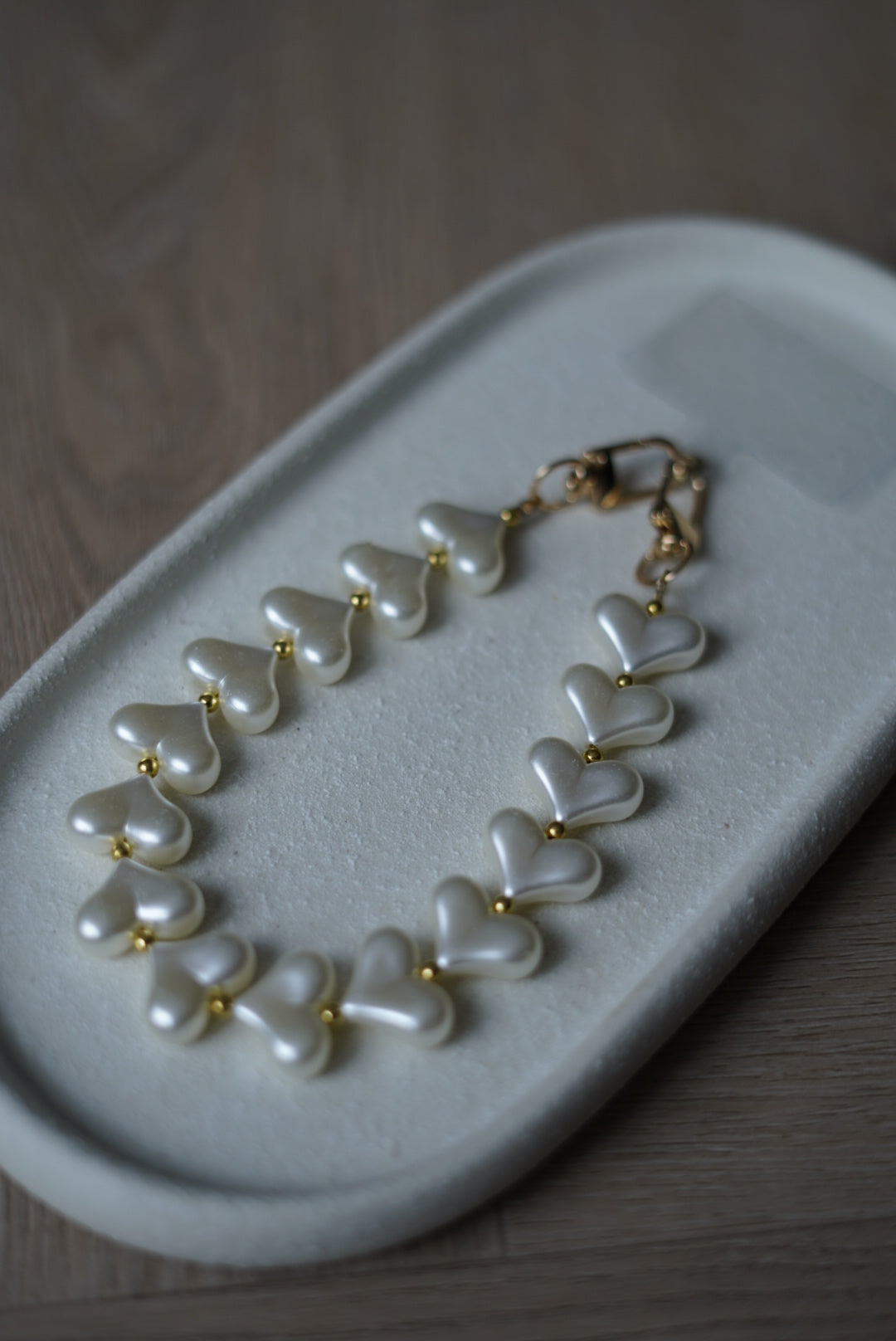 Luxe telefoonkoord met parelmoer hartjes close-up