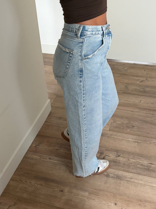 high waist barrel jeans met destroyed details