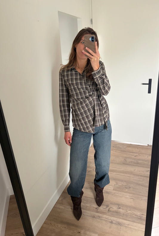 Outfit Bruin beige geruite blouse met asymmetrische onderkant en wide leg jeans met korte laarsjes