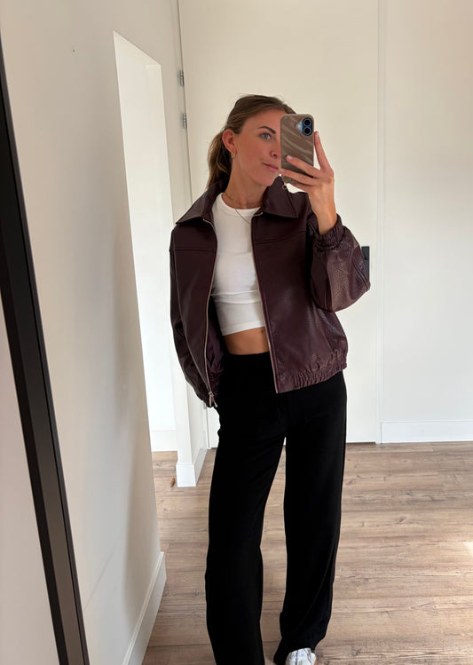 Herfst uutift met leren oversized jas en linnen zwarte broek