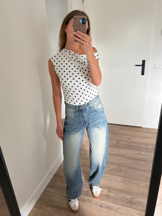 Polka dot top met balloon wide leg jeans, dames outfit