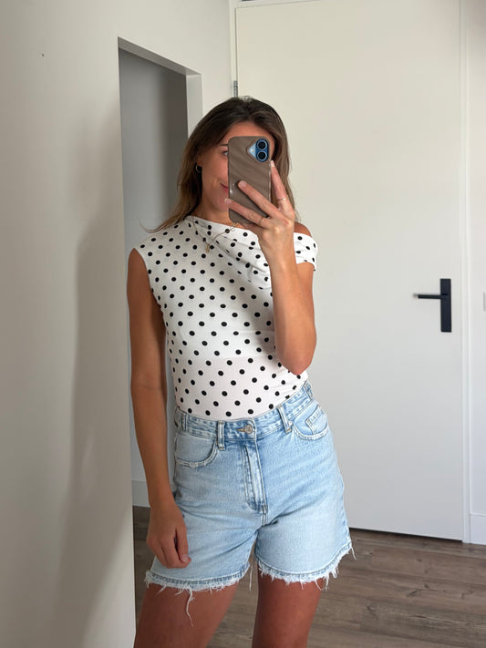 one shoulder top wit met zwarte stippen