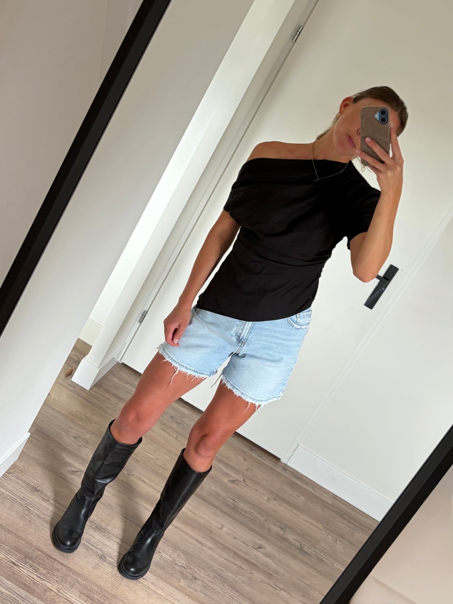 asymmetrische zwarte linnen top dames met one shoulder en elegante fit