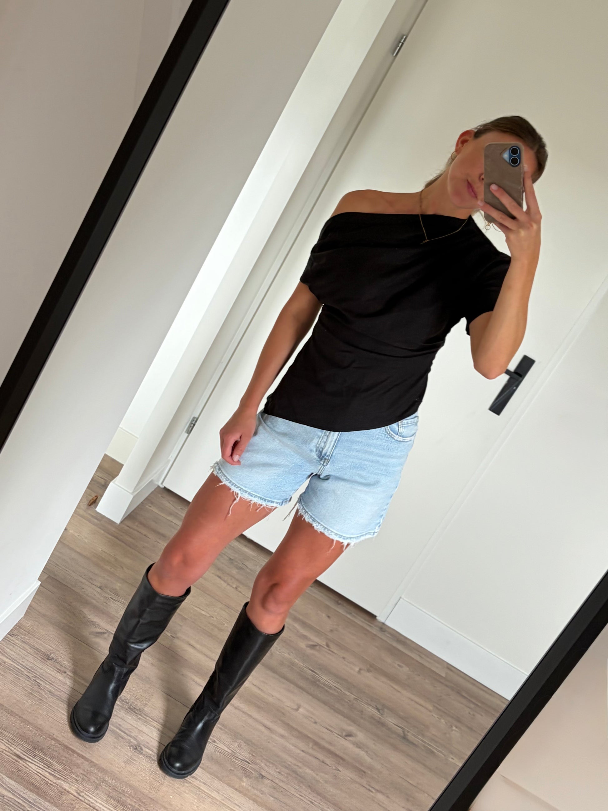 asymmetrische zwarte linnen top dames met one shoulder en elegante fit
