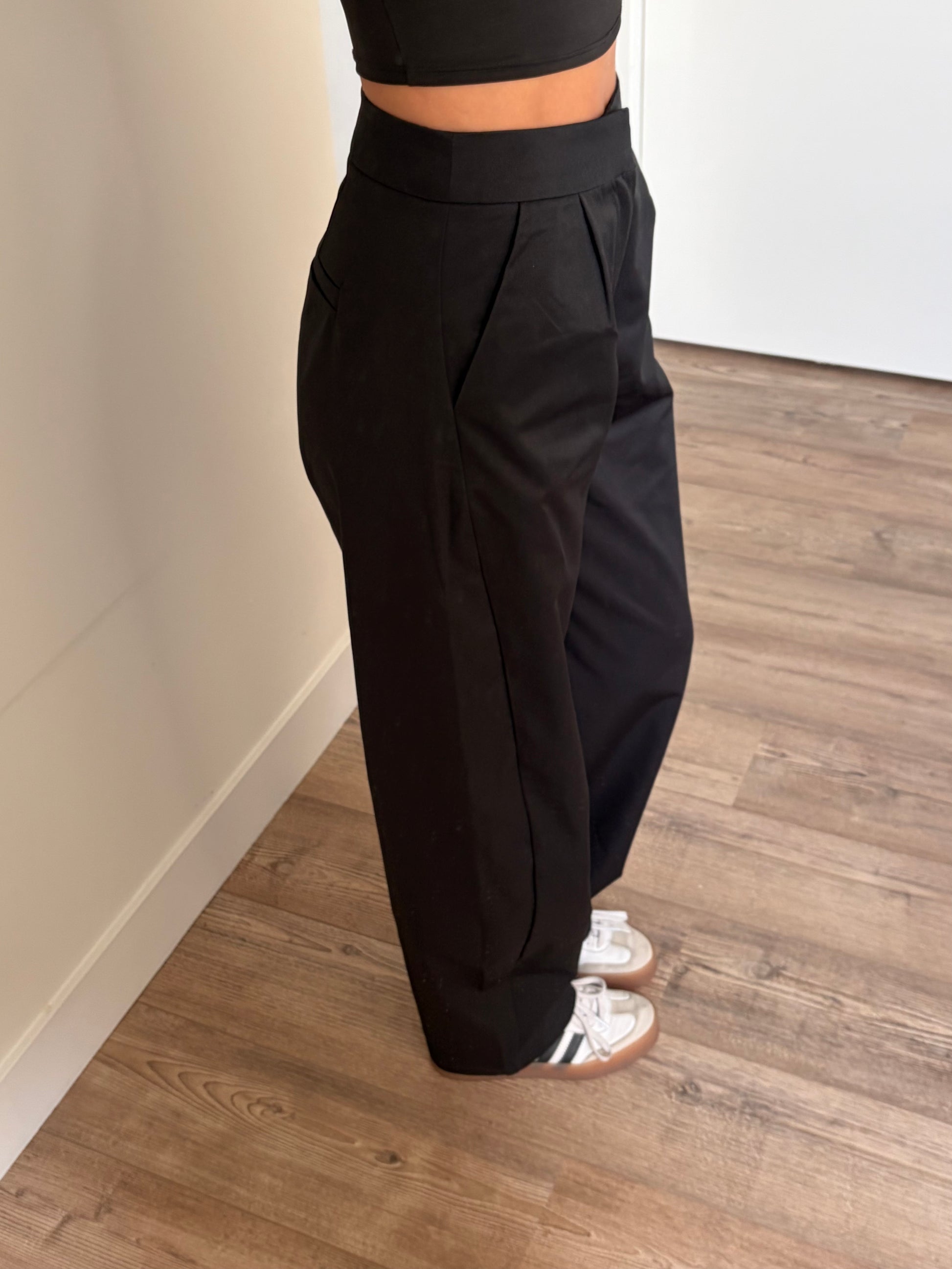 stijlvolle zwarte barrel broek met subtiele glans
