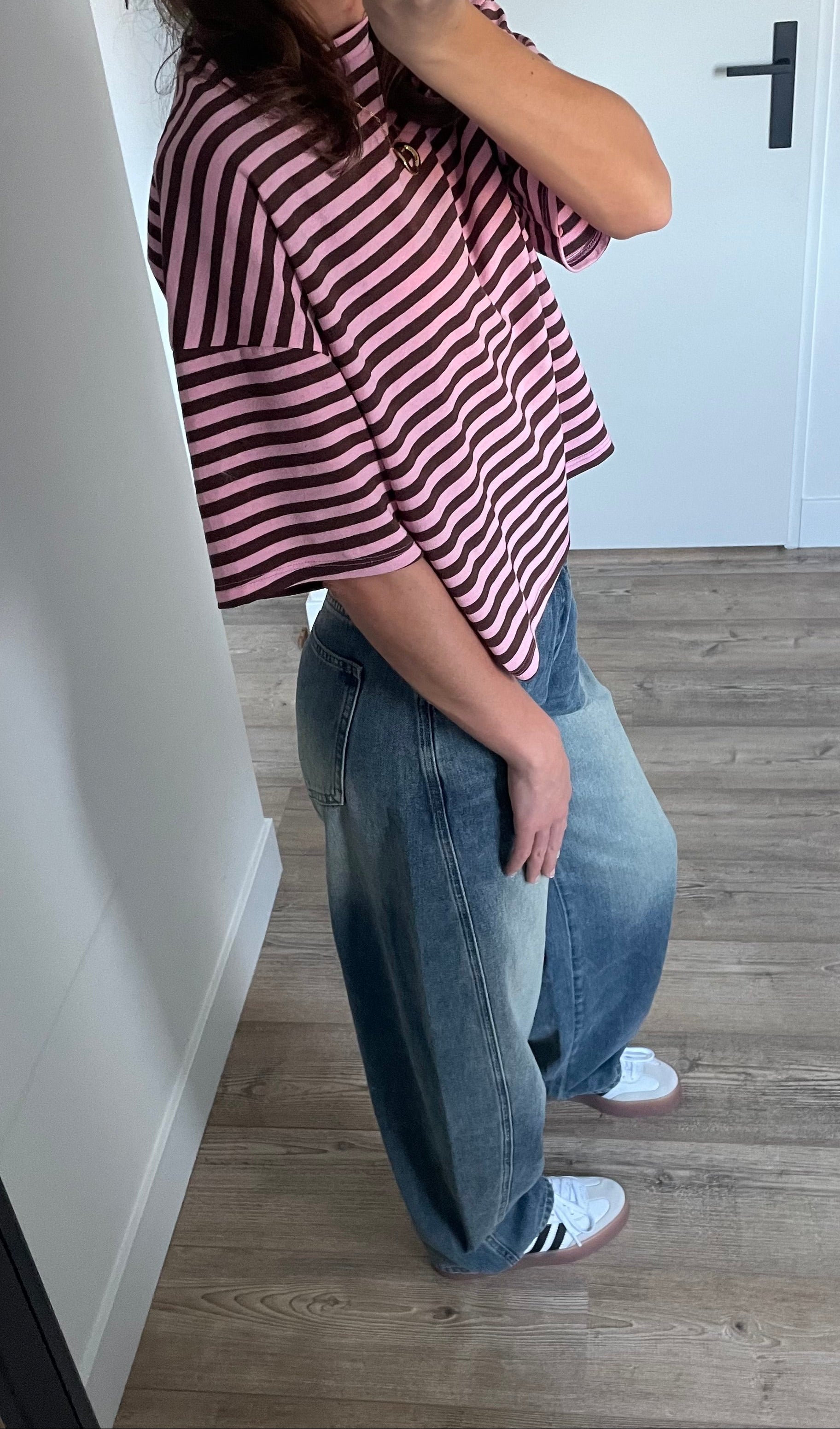 Combineer een oversized T-Shirt met barrel jeans voor een lente outfit