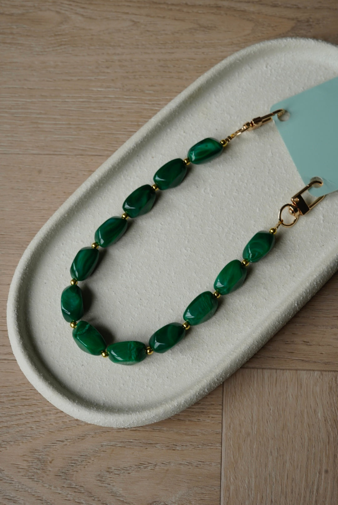 Close-up van groene telefoonkoord met goud