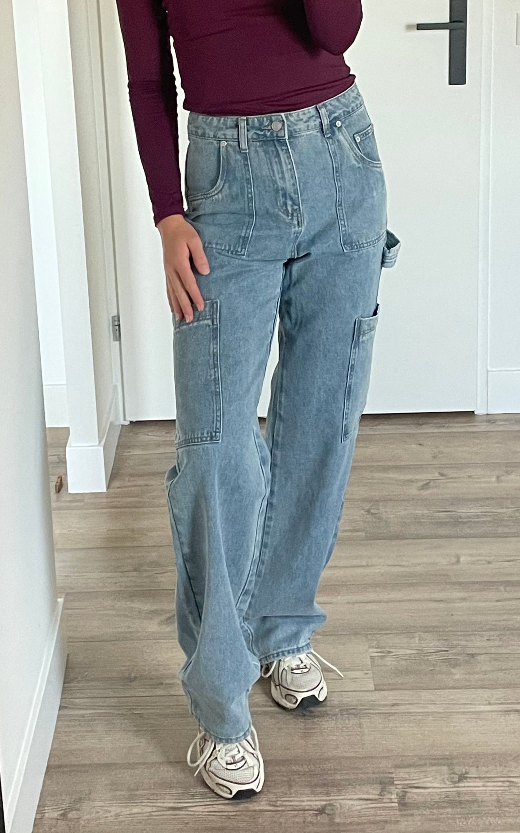 Blauwe dames cargo jeans met cargozakken, outfit inspiratie - By LIV Fashion