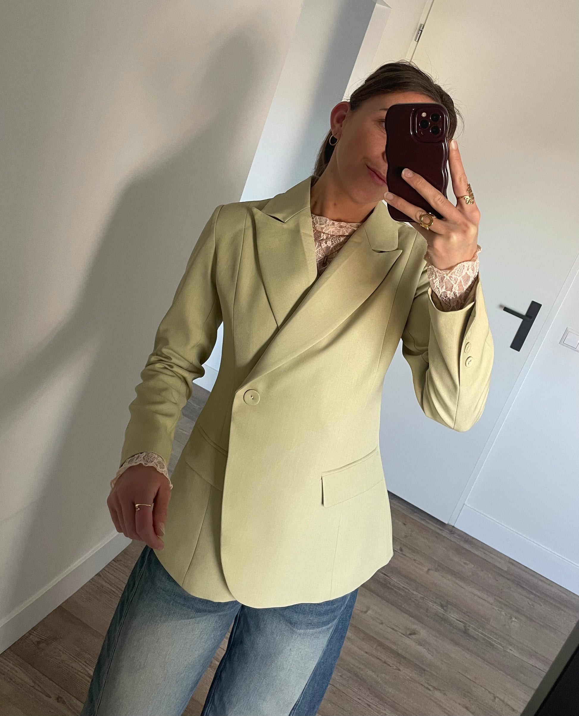 Oversized getailleerde blazer gecombineerd met kanten top - outfit van de dag inspiratie 