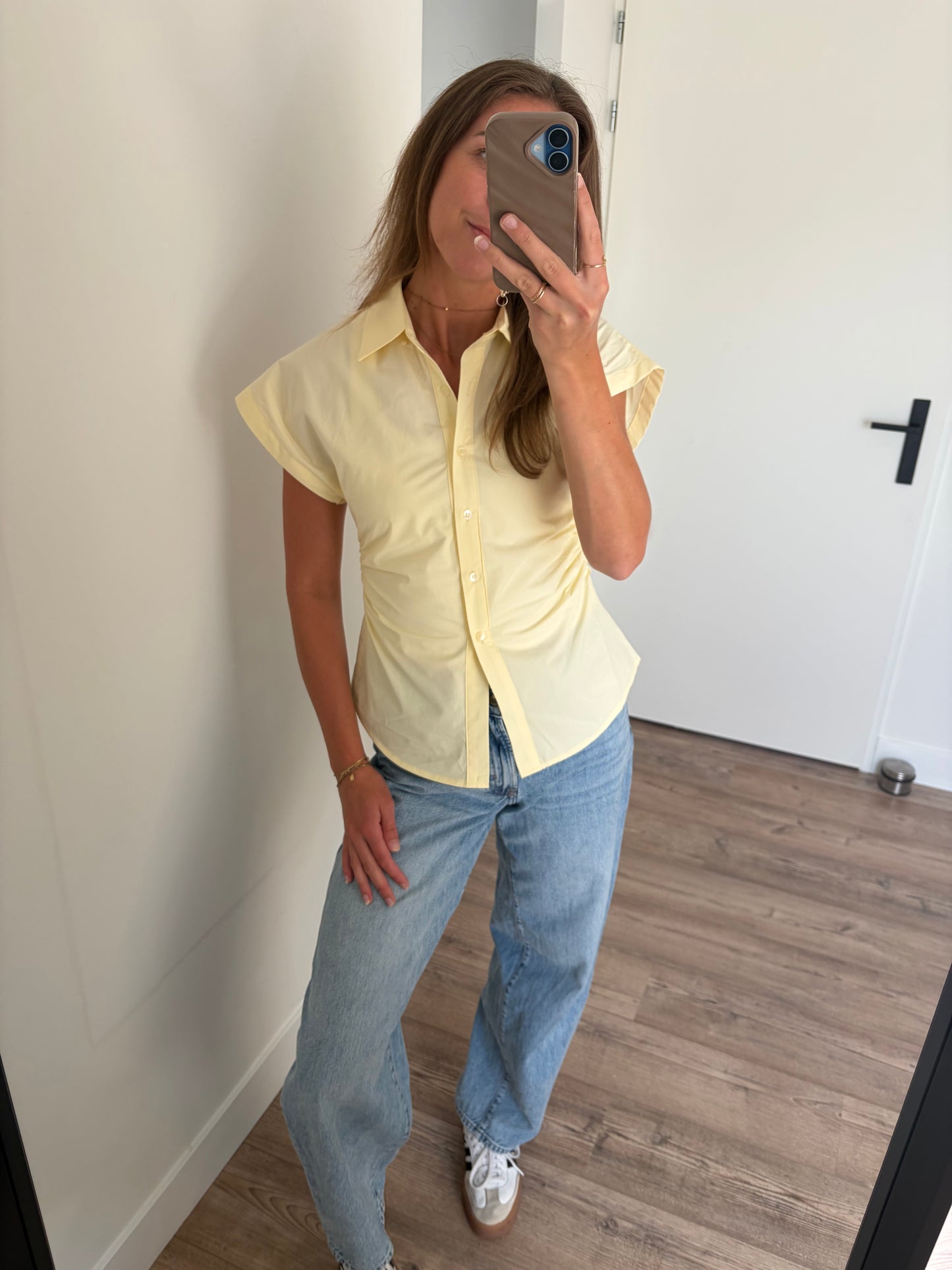 trendy butter yellow blouse met vrouwelijke pasvorm