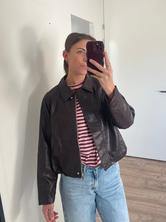 Bruin imitatieleren bomberjack met oversized strepen shirt - by LIV Fashion