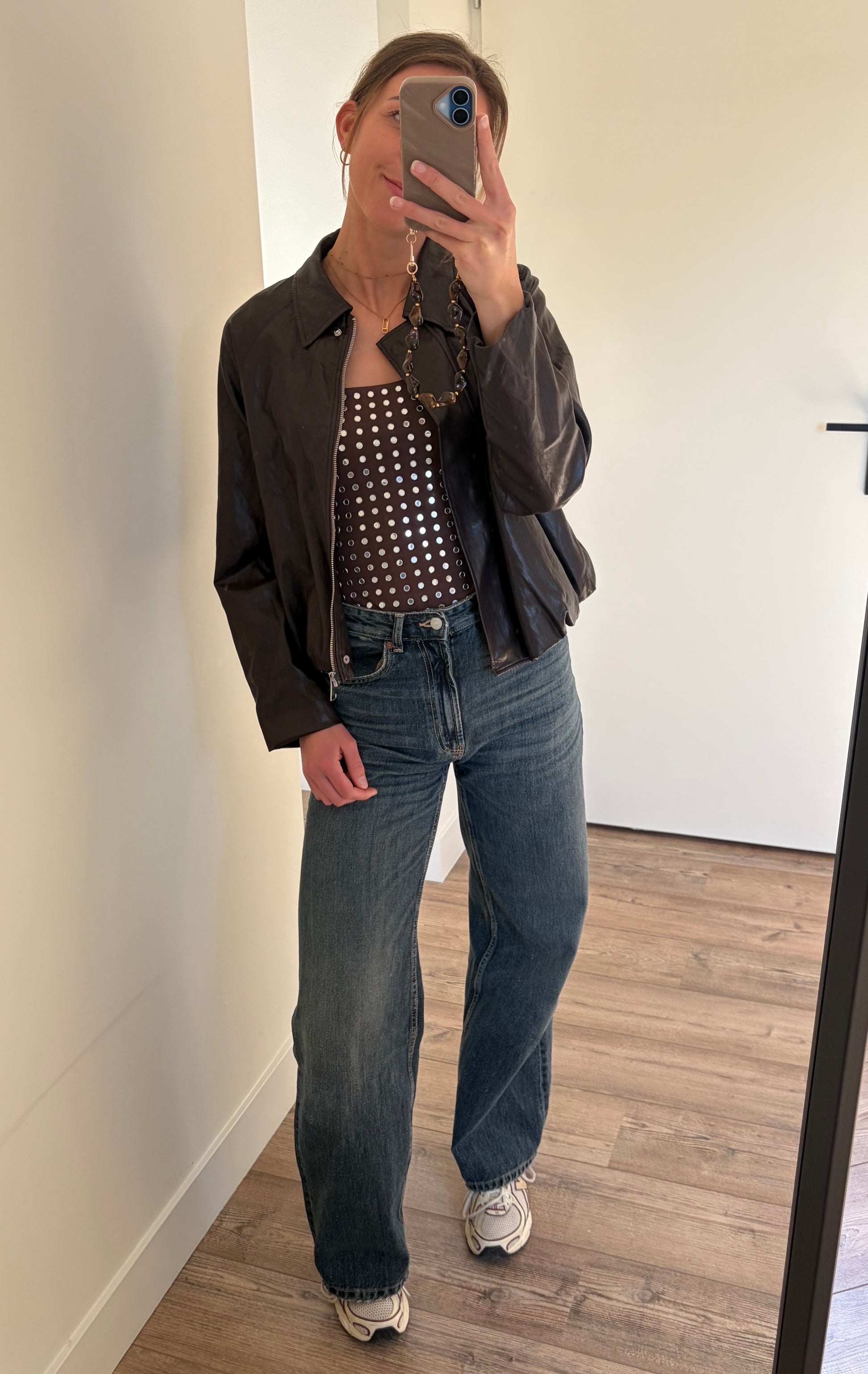 Bruine body met zilveren studs gecombineerd met bruine leren bomber