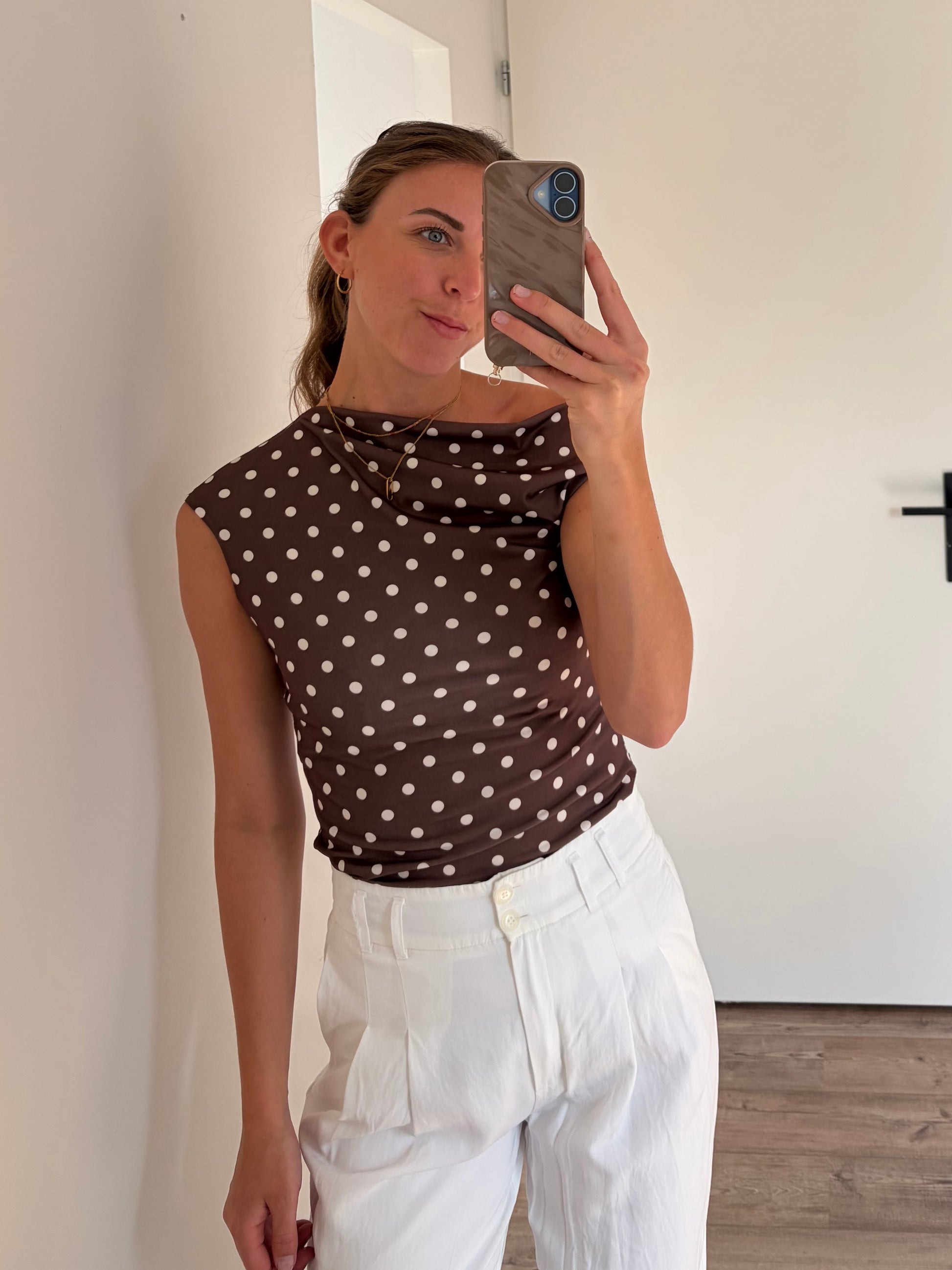 bruine asymmetrische top met creme stippen voor dames