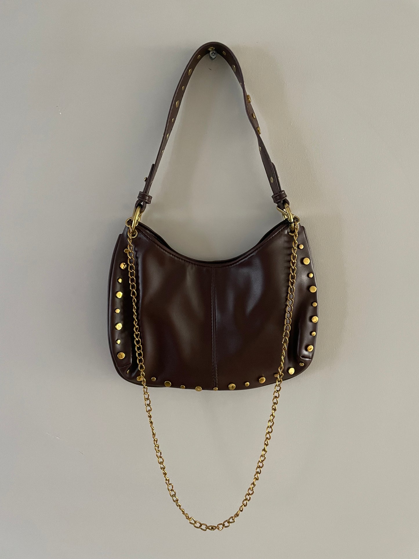 Bruine leren look tas met gouden details en studs - By LIV Fashion