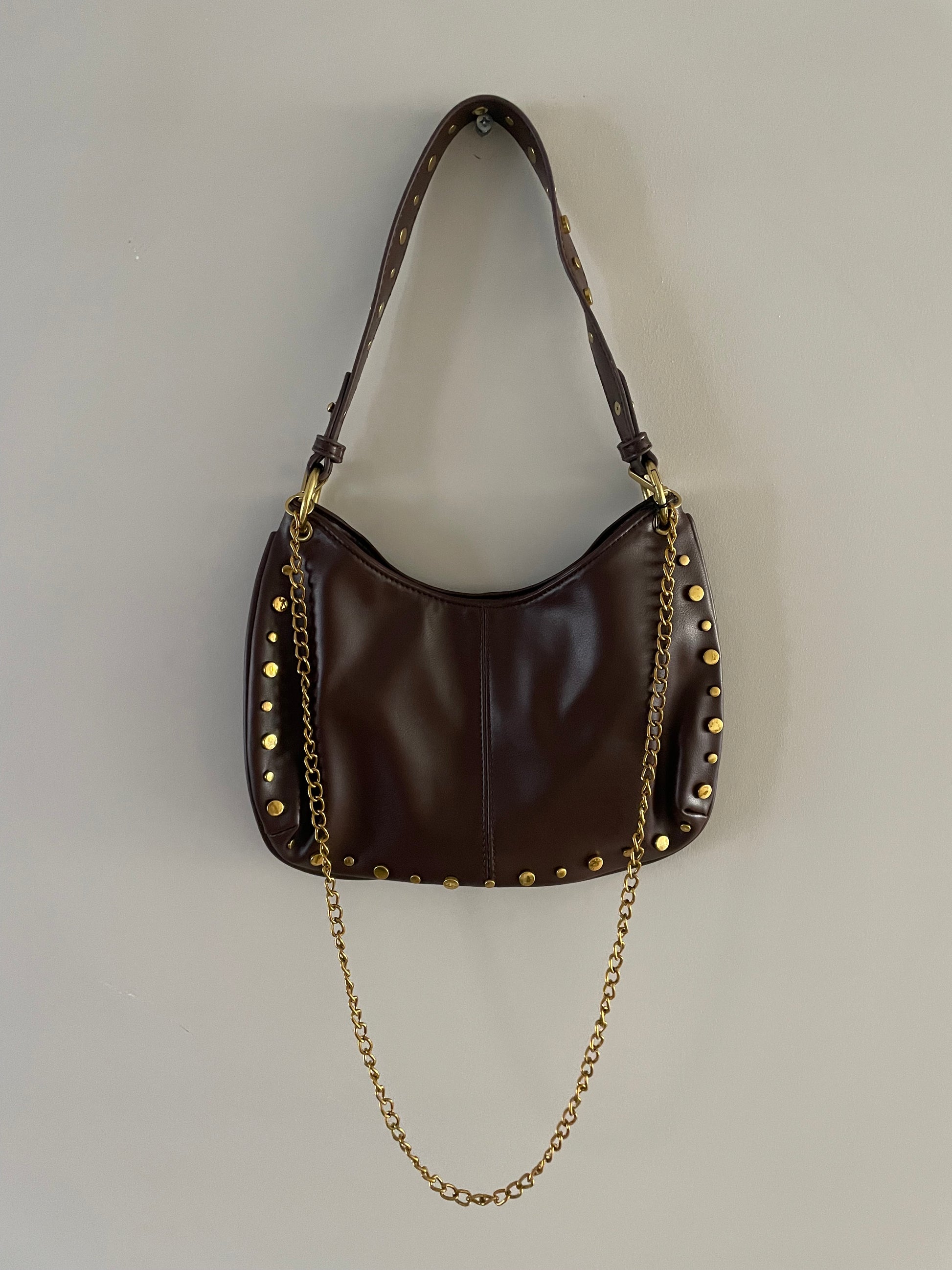Bruine leren look tas met gouden details en studs - By LIV Fashion