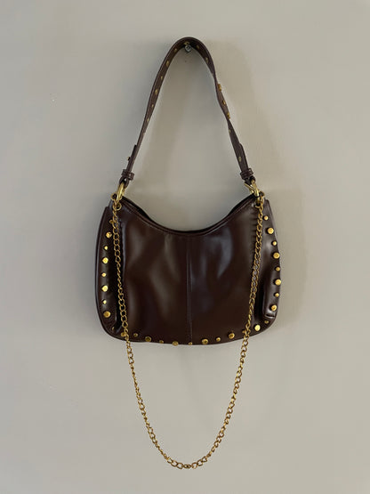 Bruine leren look tas met gouden details en studs - By LIV Fashion