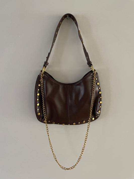 Bruine leren look tas met gouden details en studs - By LIV Fashion