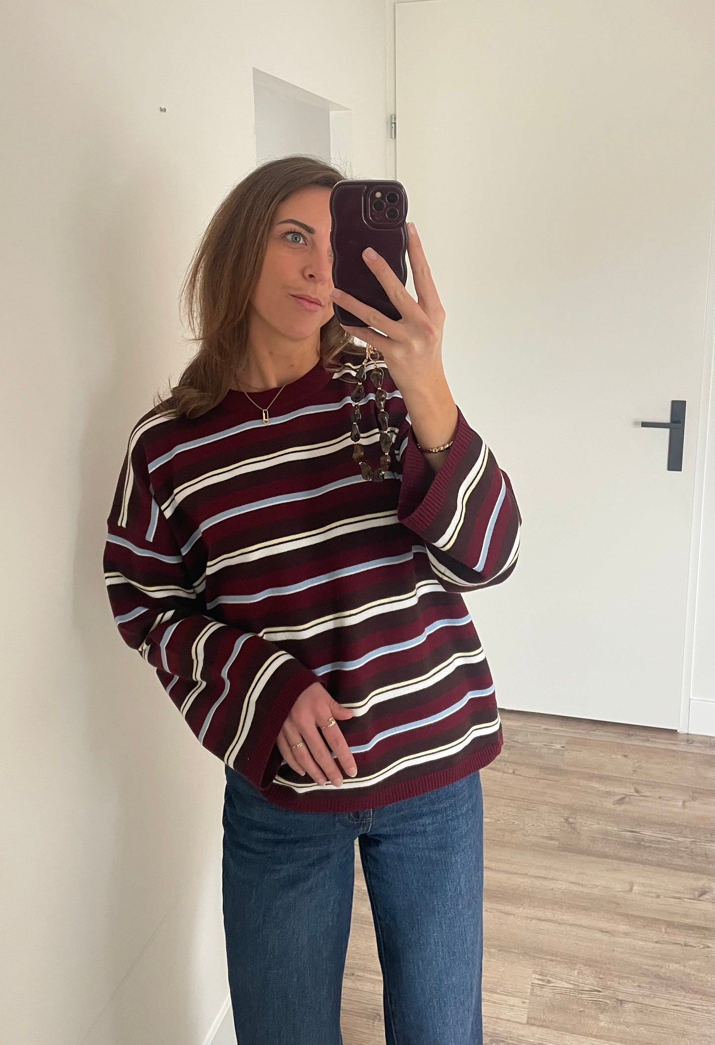 Stijlvolle look met burgundy trui en sieraden