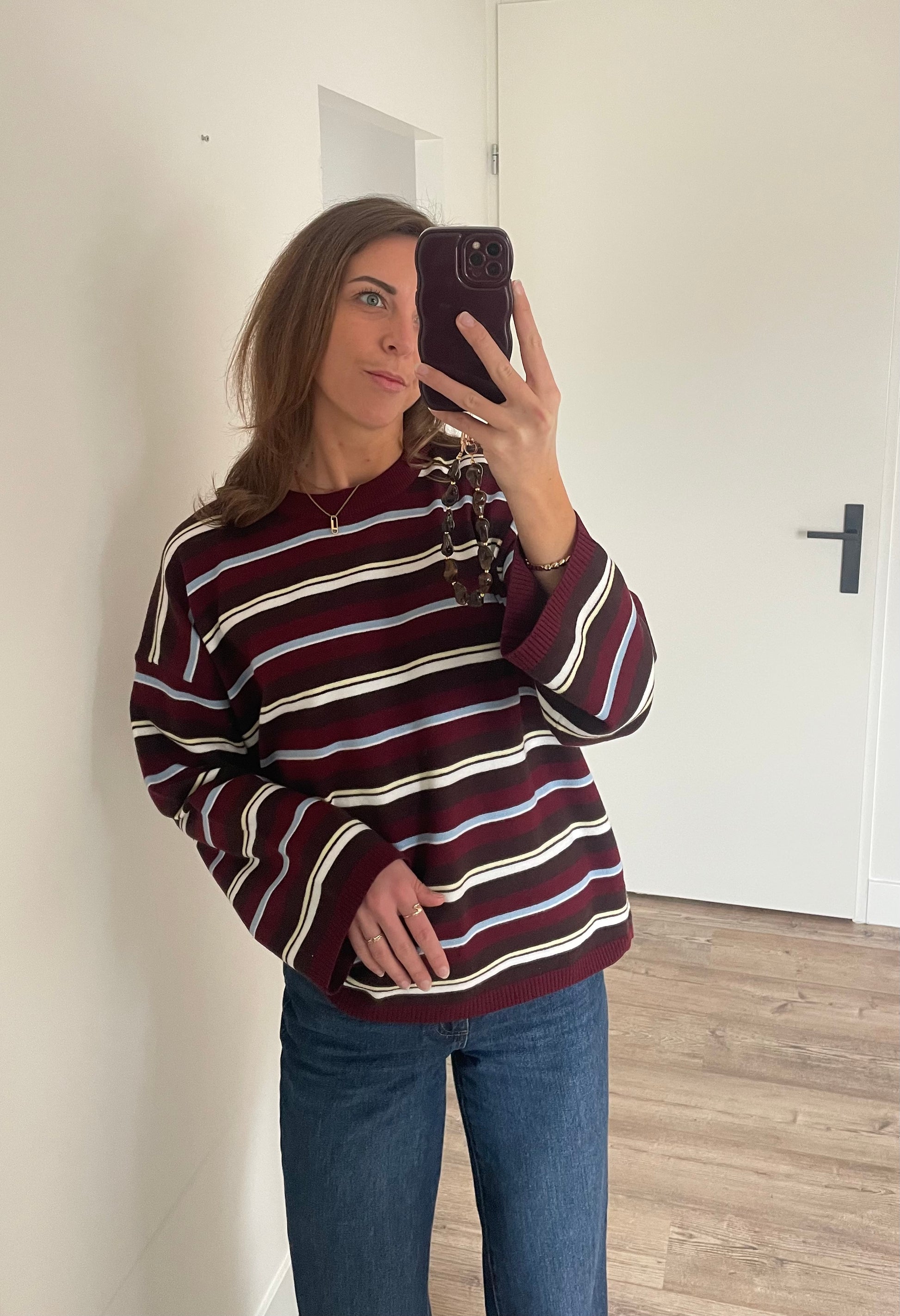 Stijlvolle look met burgundy trui en sieraden