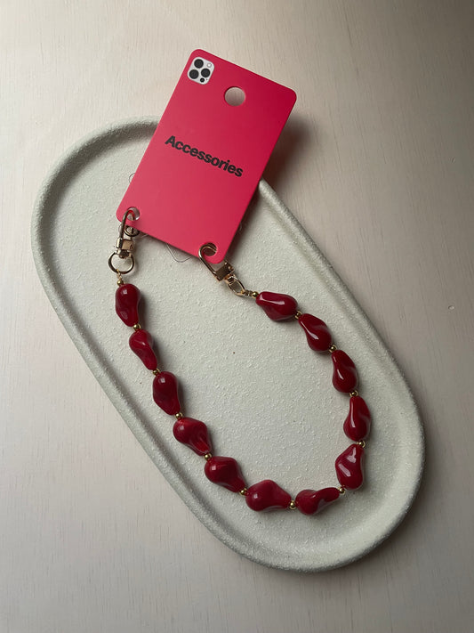 telefoonkoord met gouden details en rode bedels - By LIV Fashion