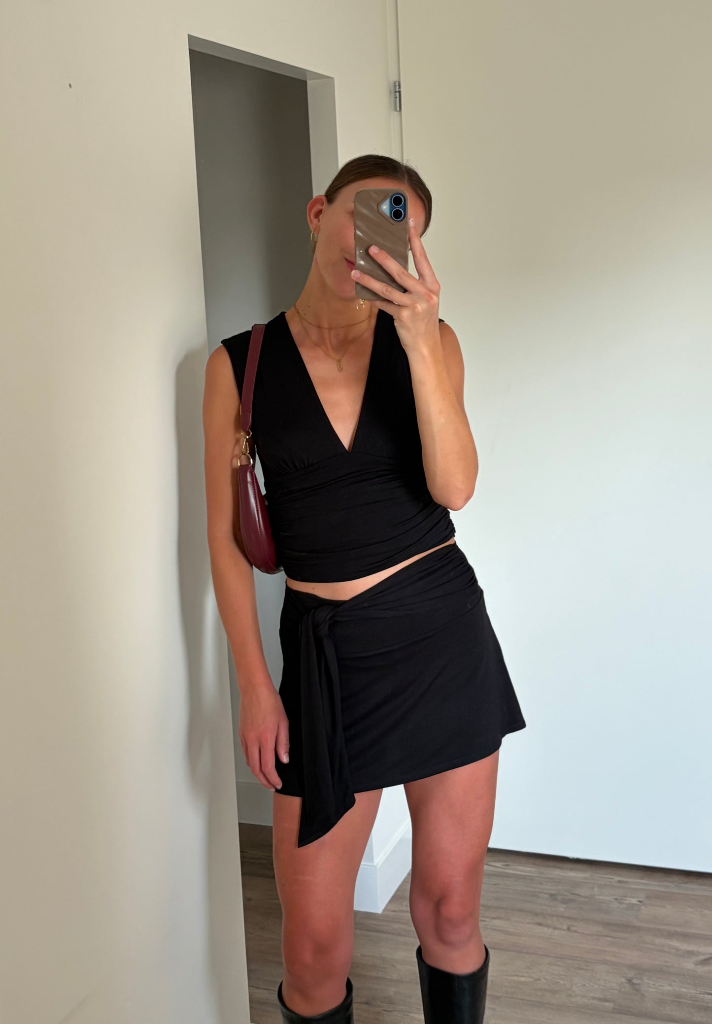 zwarte co ord set dames met v hals top en skort
