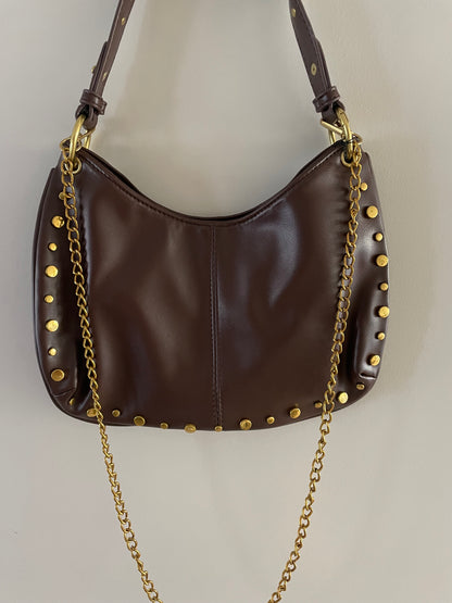 Dames tas in bruin met goudkleurige studs en band - By LIV Fashion