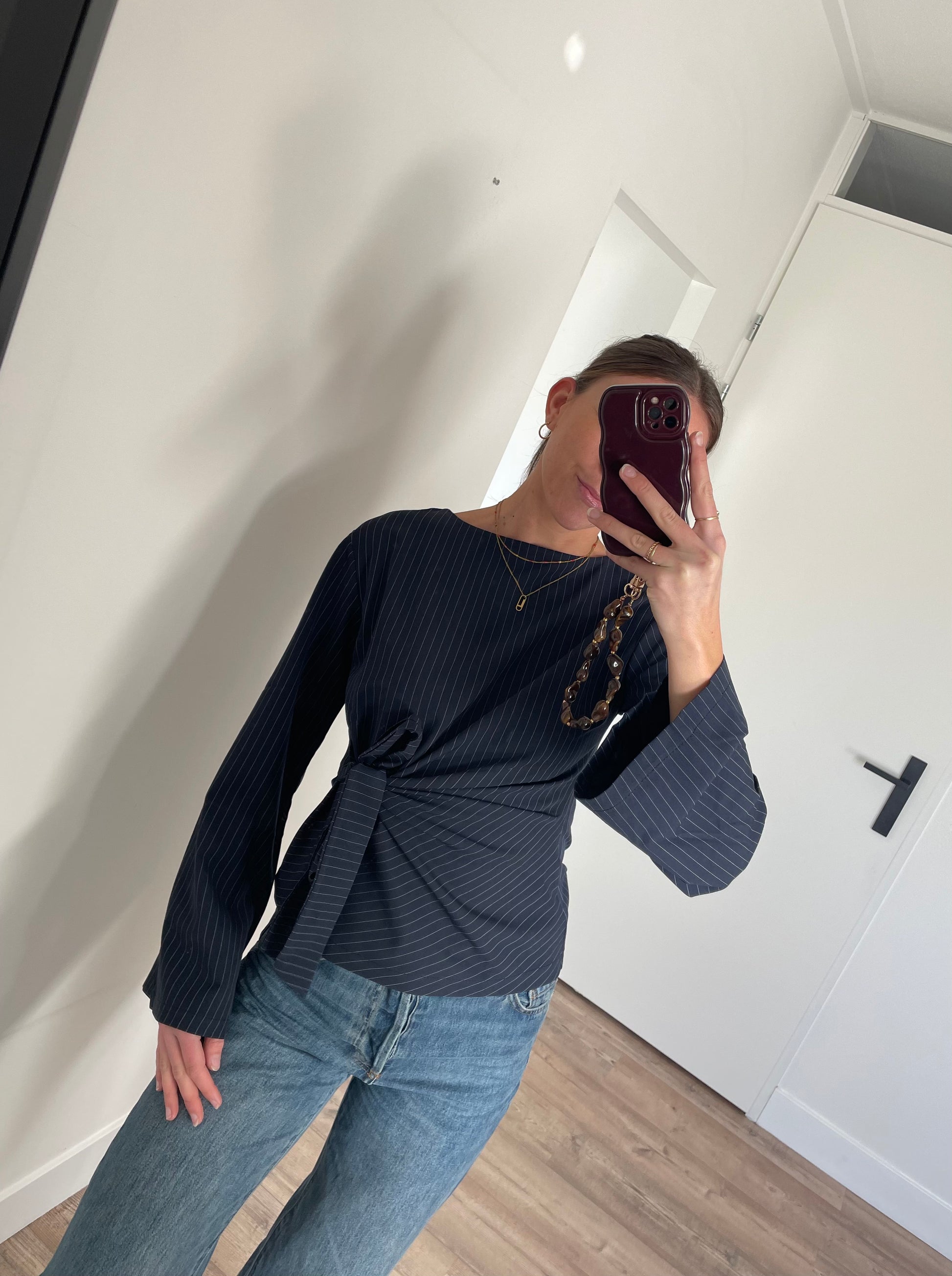 Donkerblauwe blouse met pin stripes en flared mouwen - dames kleding