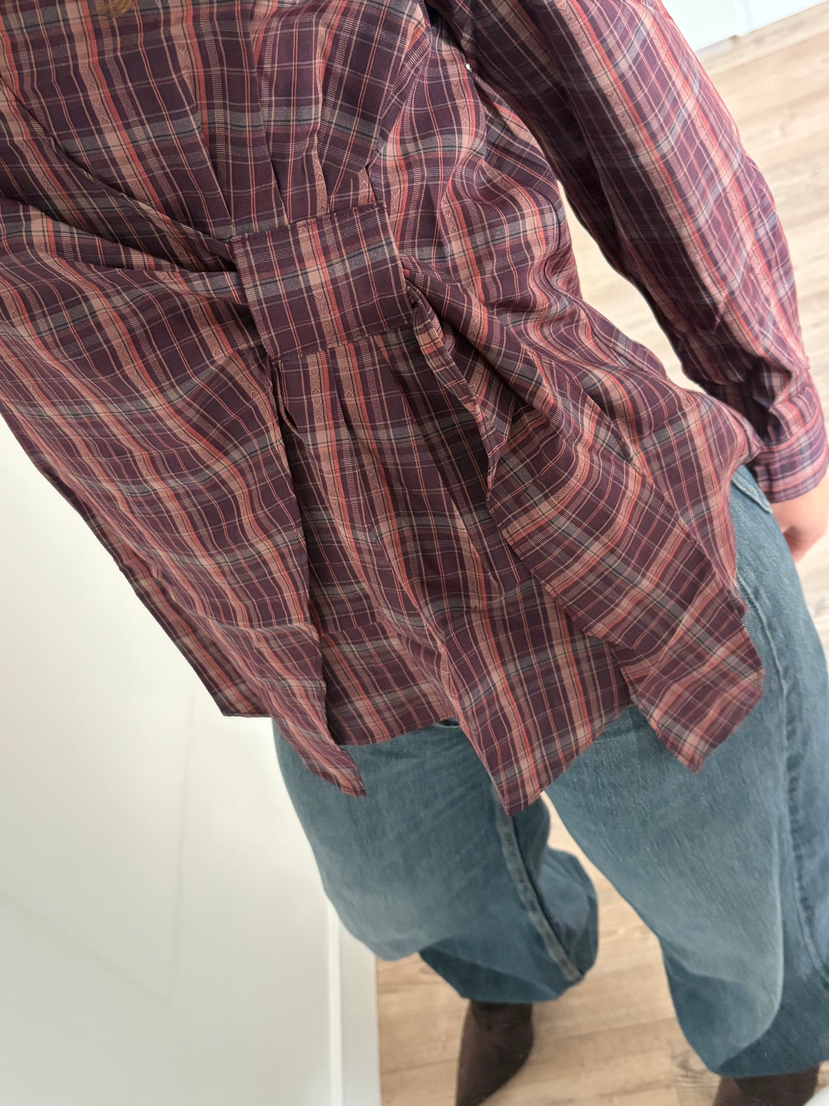 Paarse geruite damesblouse met asymmetrische onderkant