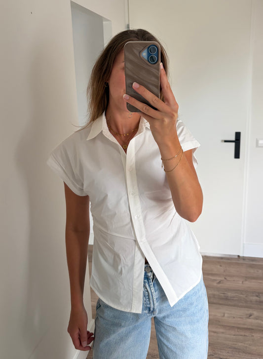 Getailleerde witte mouwloze blouse met rimpeleffect en knoopjes