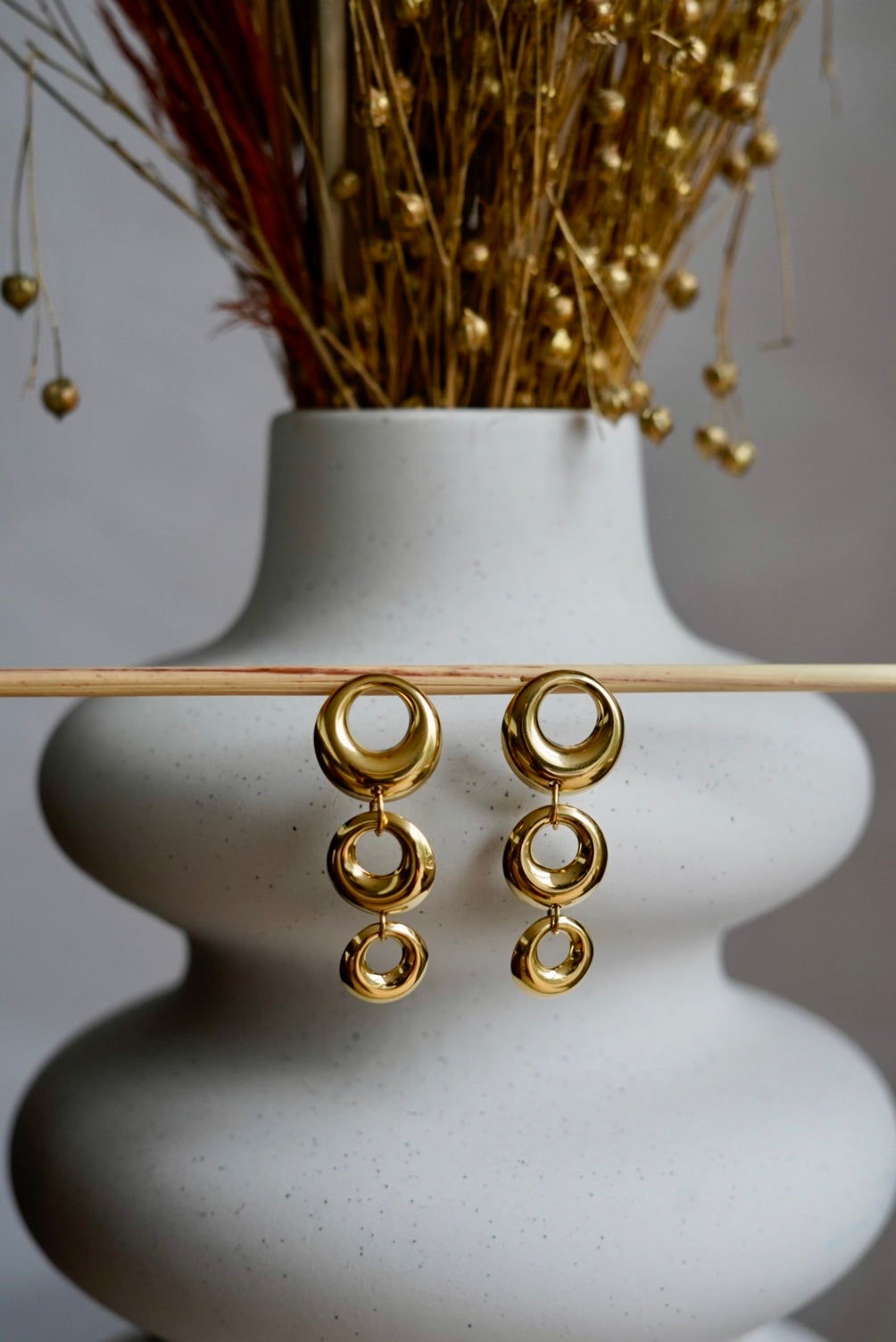 Goudkleurige stainless steel hoop oorbellen met drie cirkels - By LIV Fashion