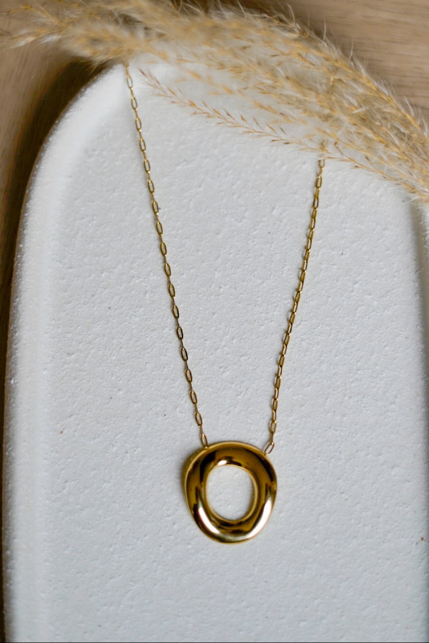 Goudkleurige stainless steel ketting met grafische hoop hanger - By LIV Fashion