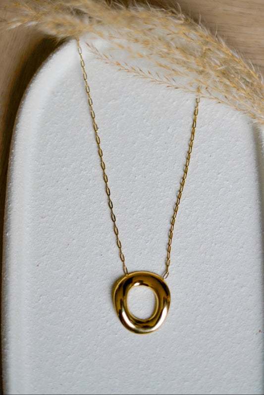 Goudkleurige stainless steel ketting met grafische hoop hanger - By LIV Fashion