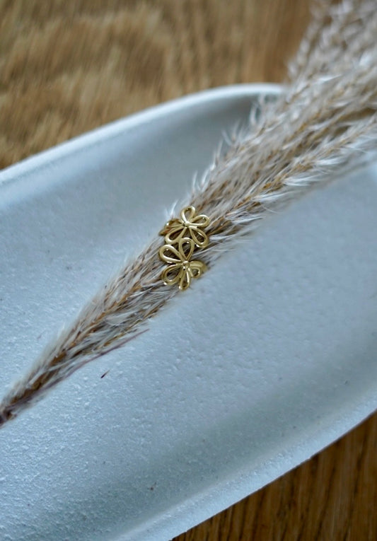 Goudkleurige verstelbare ring van stainless steel met bloemdesign. Verstelbare maat, roestvrij, kleurvast en geschikt voor dagelijks gebruik.