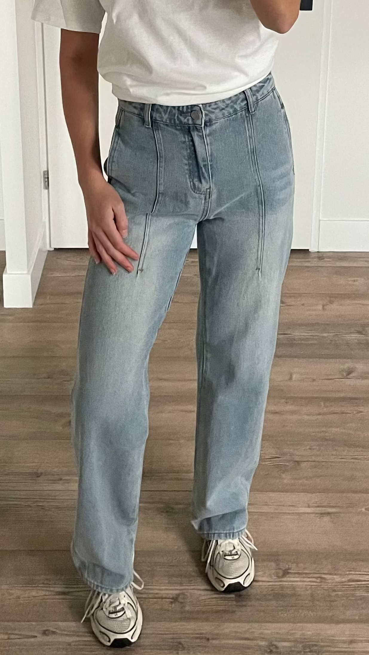 High waist jeans met wide-leg pasvorm en unieke details - By LIV Fashion