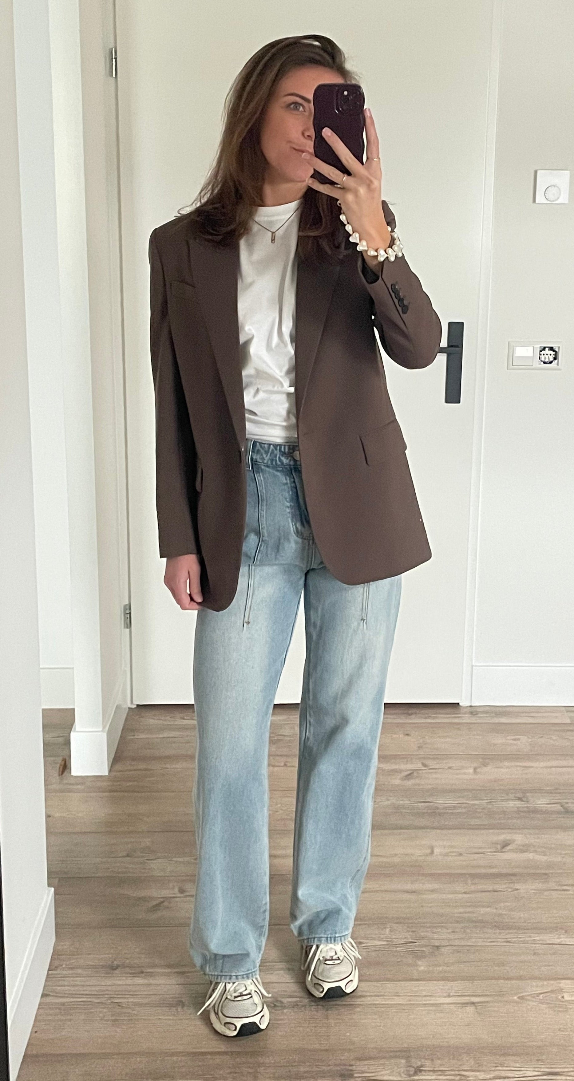 High waist wide-leg jeans met lichte wassing gestyled met een oversized blazer