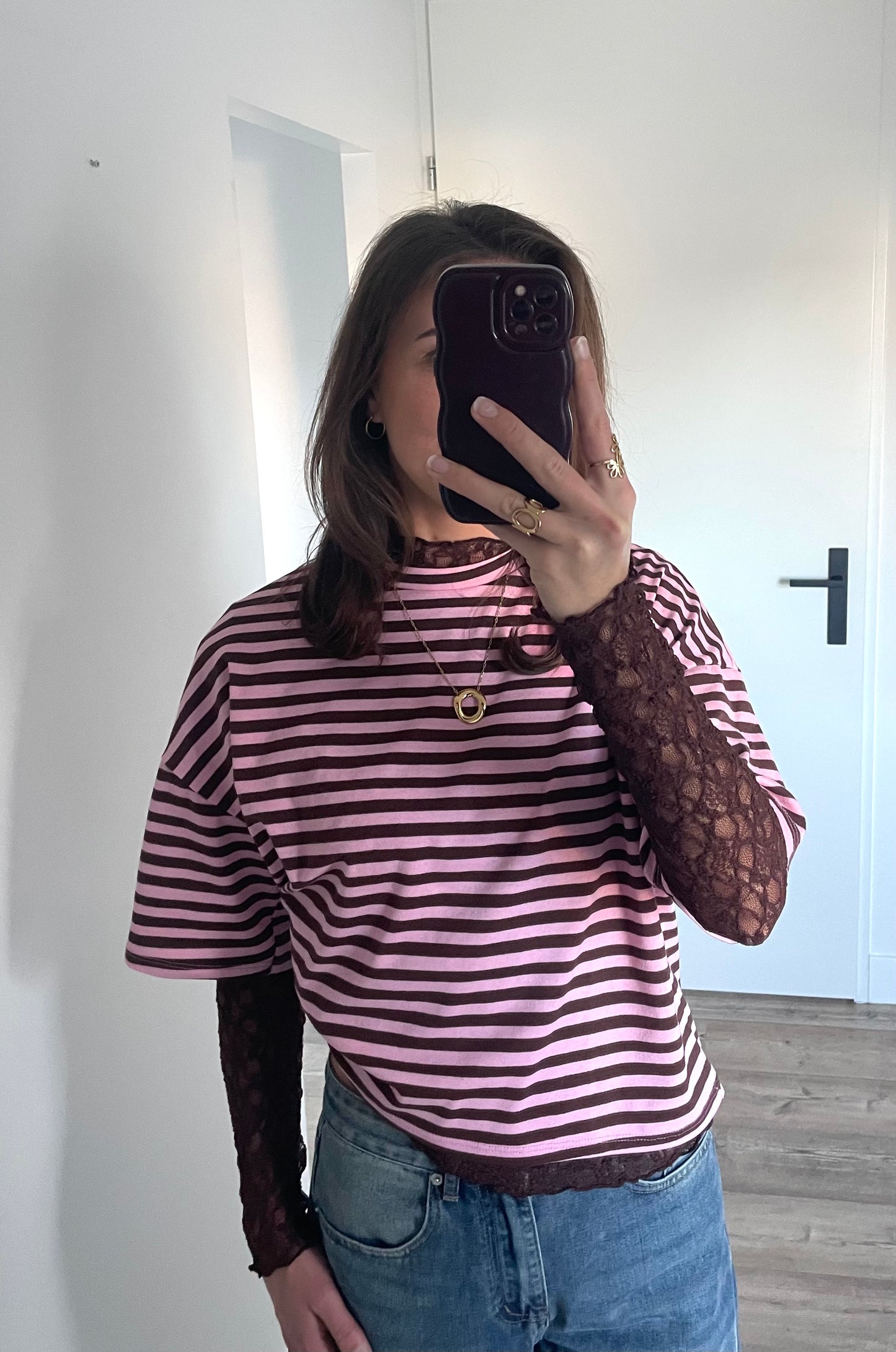 Oversized gestreept shirt gecombineerd met lace top voor een verfijnde look - EIGHT PARIS 