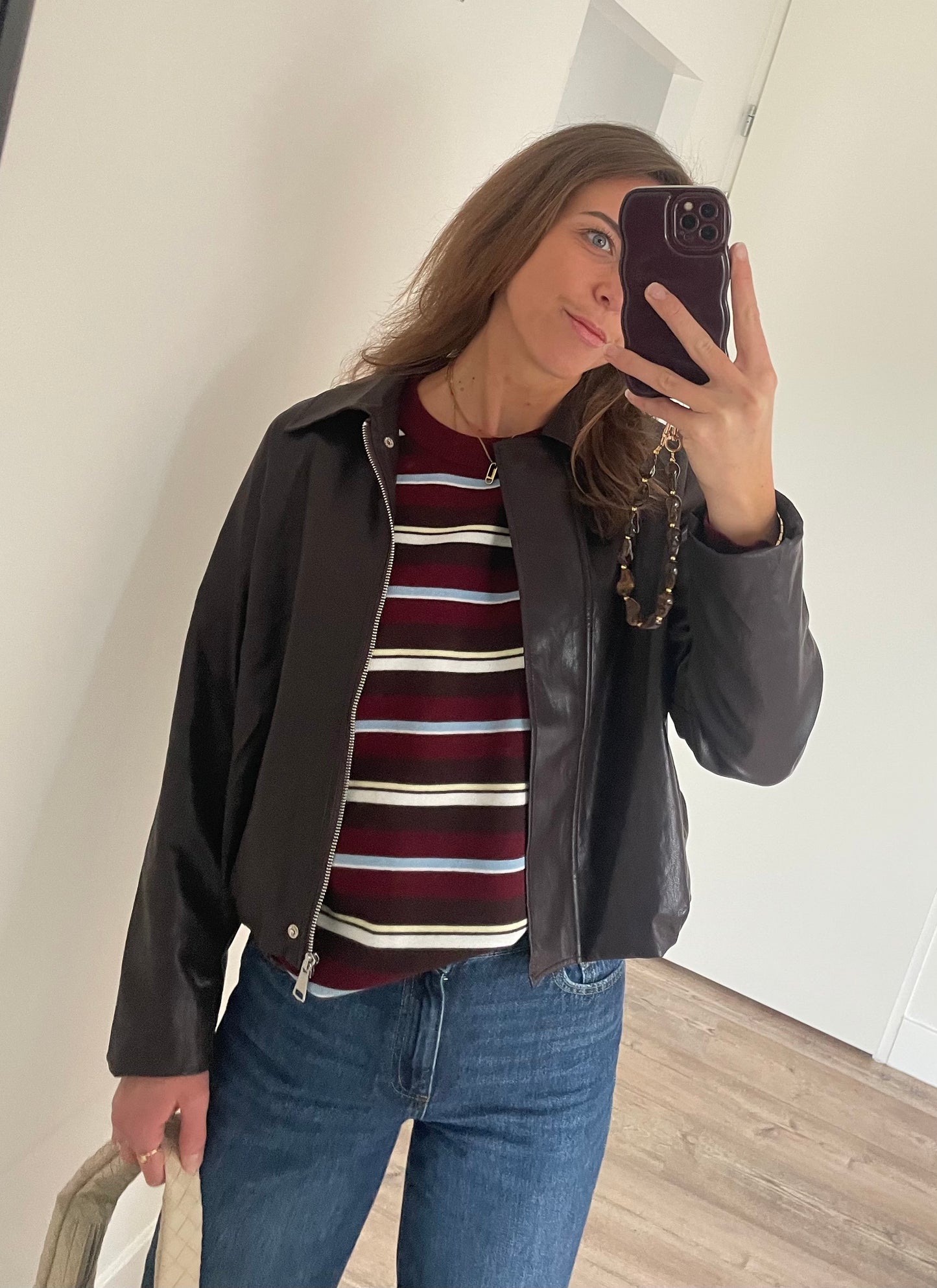 Leren bomberjack gecombineerd met trui en jeans, alledaagse complete look voor dames