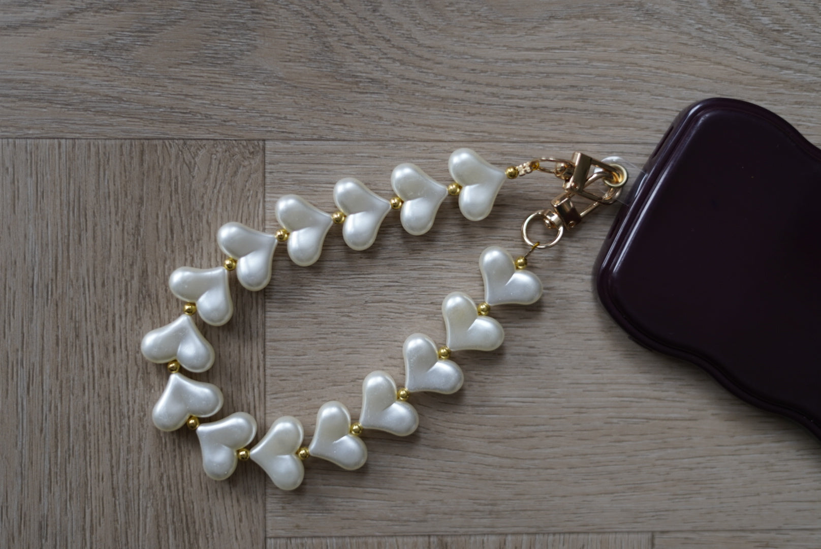 Elegant telefoonkoord met hartjes in parelmoer