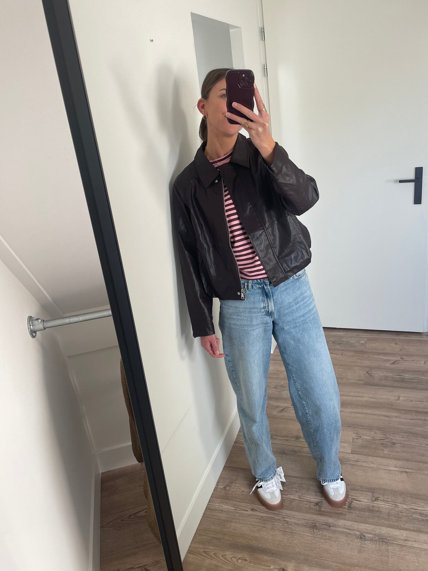 Outfit of the day - leren bomber met baggy jeans en oversized shirt 