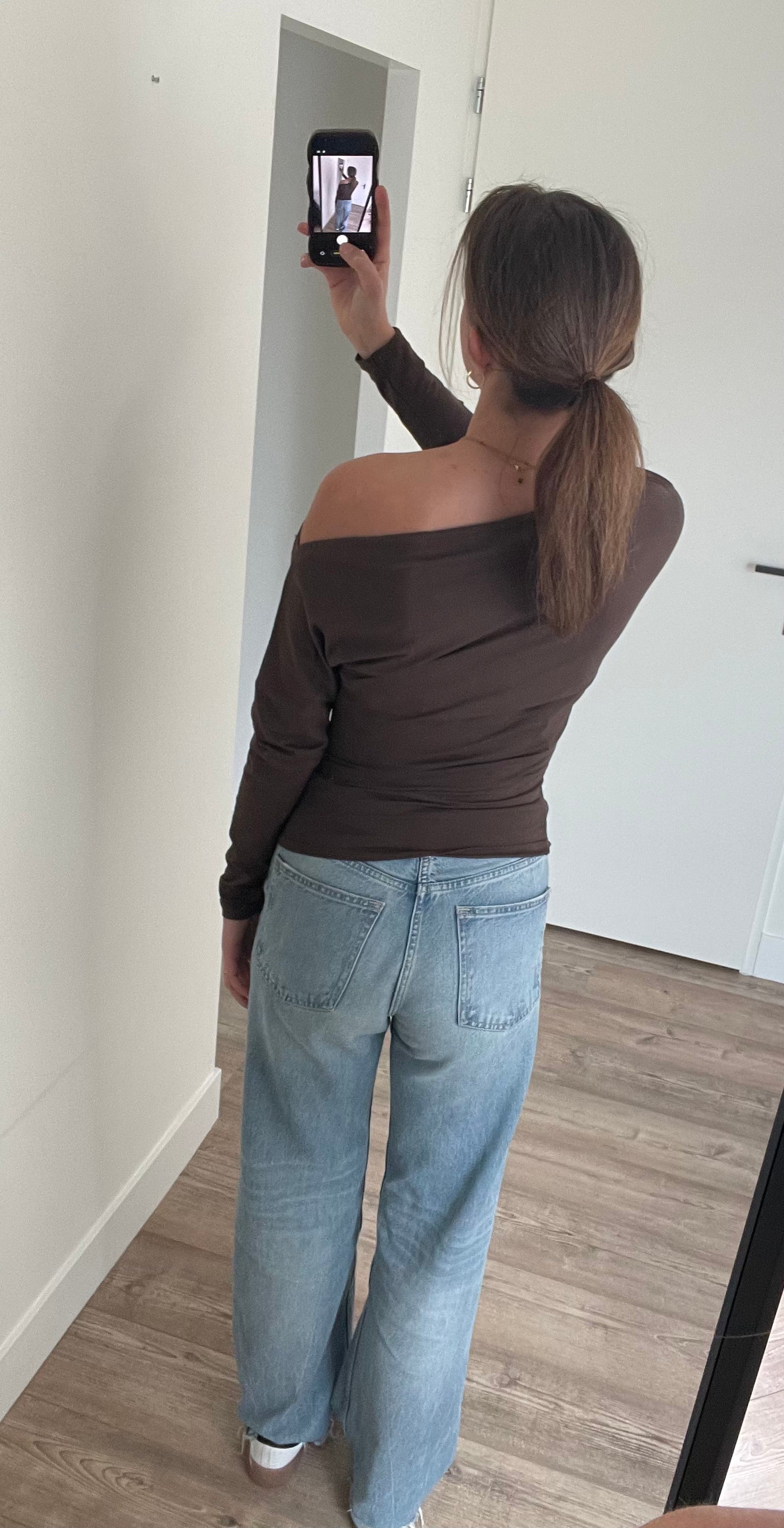 casual chic outfit met asymmetrische top - one shoulder achterkant 