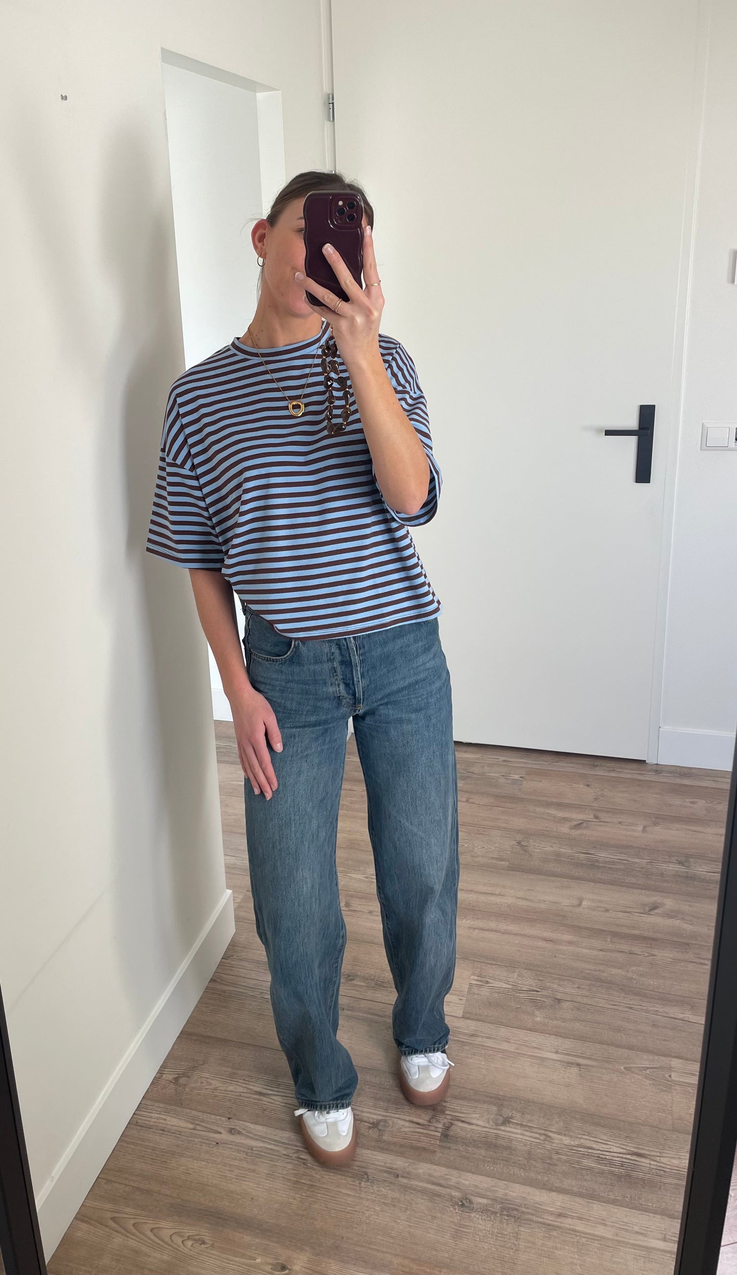 Outfit inspiratie, oversized gestreept shirt met wide leg jeans en accessoires - By LIV Fashion