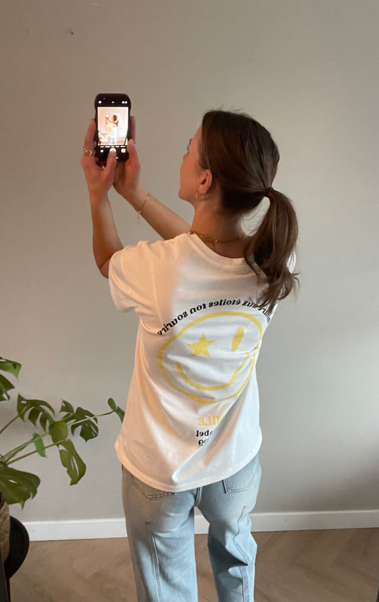 Wit oversized T-shirt van katoen met grote gele smiley op de achterkant, casual pasvorm