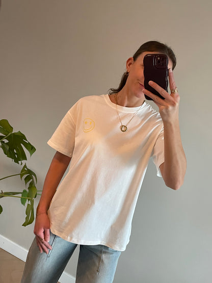 Oversized katoenen smiley T-shirt in wit met gele print, losvallende fit van achteren gezien