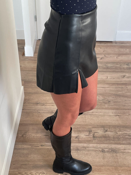 PU leren skort met split - By LIV Fashion